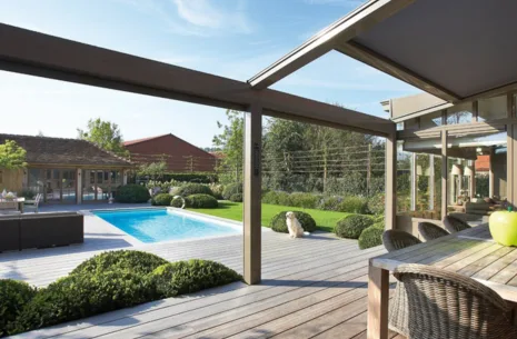 Landelijke veranda met pergola en screens
