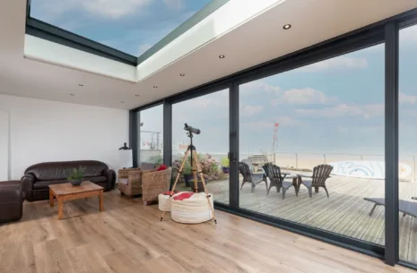 Moderne aanbouw veranda met uitzicht op het stand 2