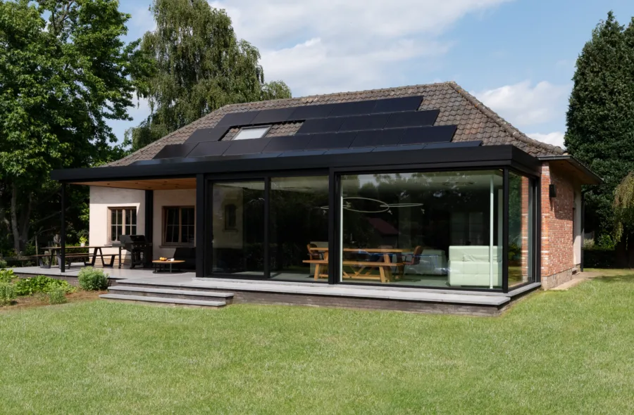 Moderne zwarte veranda aanbouw in Lokeren