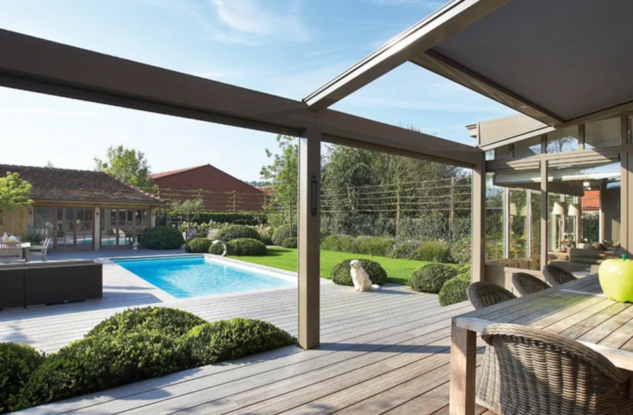 Landelijke veranda met pergola en screens