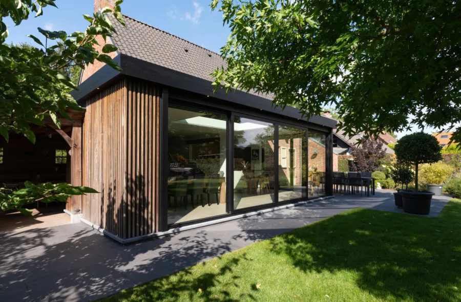 Moderne zwarte veranda aanbouw afwerking hout