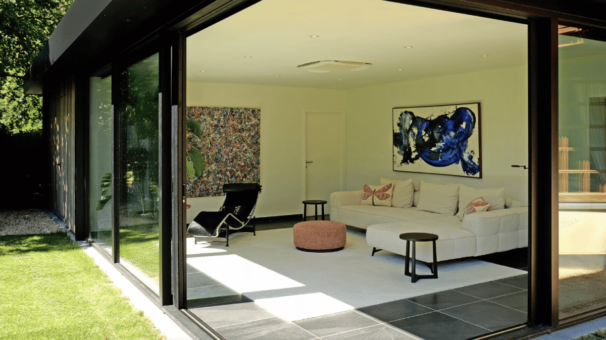 Openschuivende hoek van de veranda, volledig geopend richting interieur van de veranda