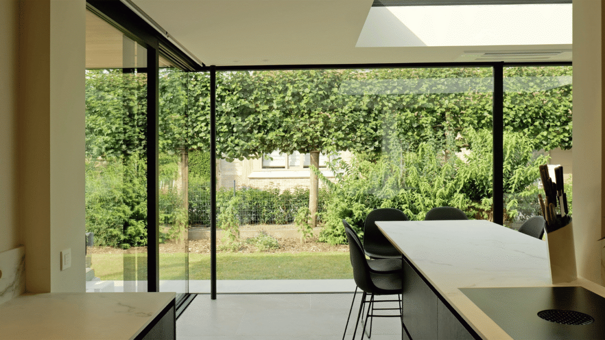 Moderne aanbouw veranda met open, lichtrijke keuken in Blankenberge door Van Der Bauwhede