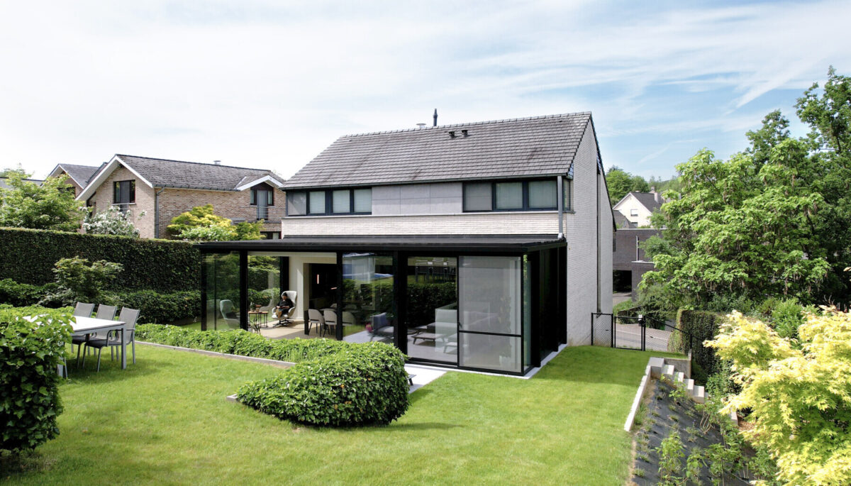 Moderne zwarte aanbouw veranda over de breedte van de hele woning in Hoeilaart - Van Der Bauwhede