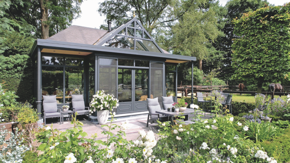 Landelijke vrijstaande tuinkamer veranda in Bennekom Nederland met steellook zuilen en pannendak - Van Der Bauwhede