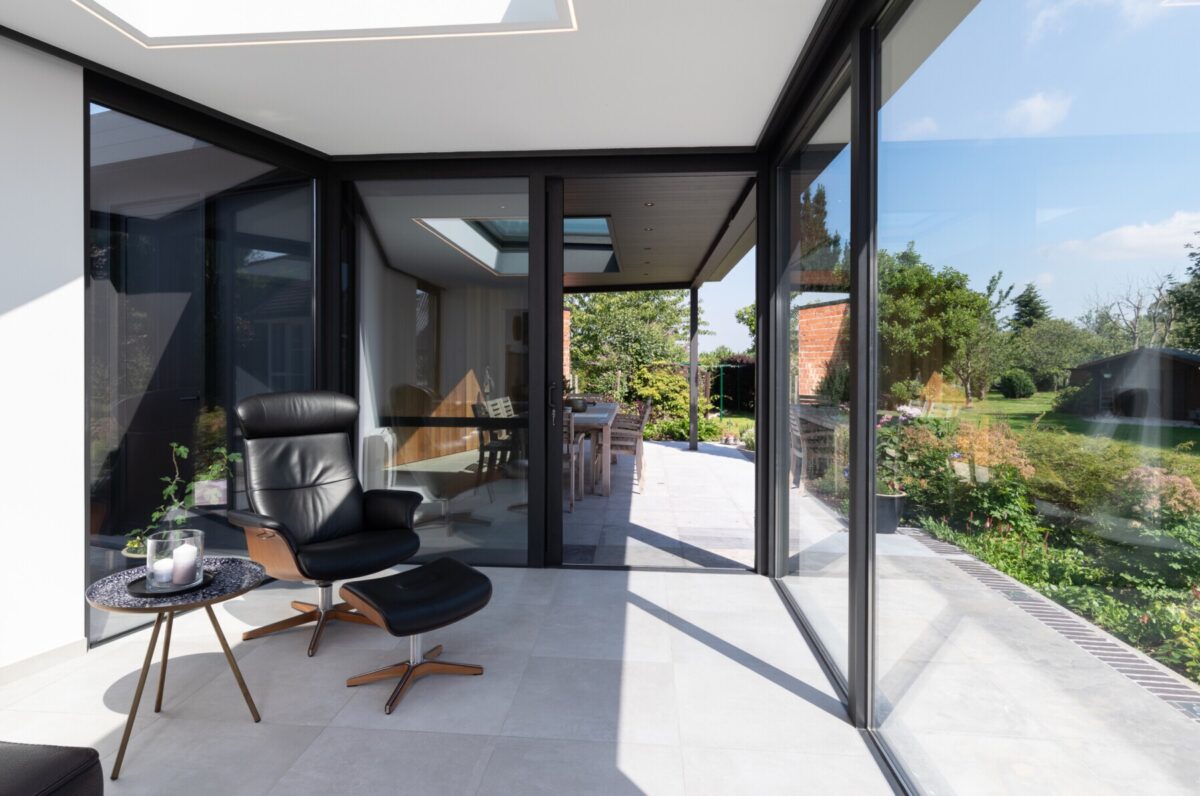 Moderne veranda aanbouw met oerkapping in Oostakker veranda binnen
