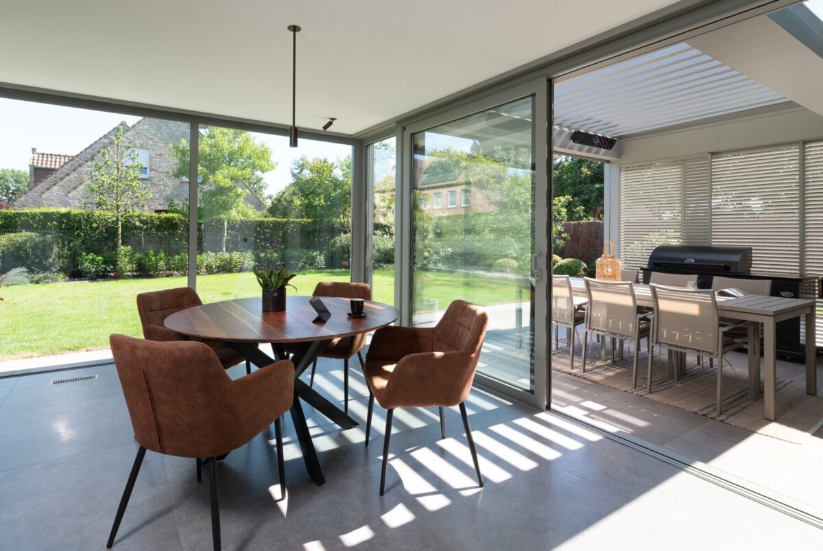 Moderne veranda met overkapping met lamellendak en lamellen schuifwand binnen
