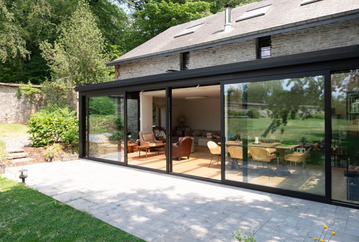 Moderne zwarte aanbouw veranda met glazen dak 1