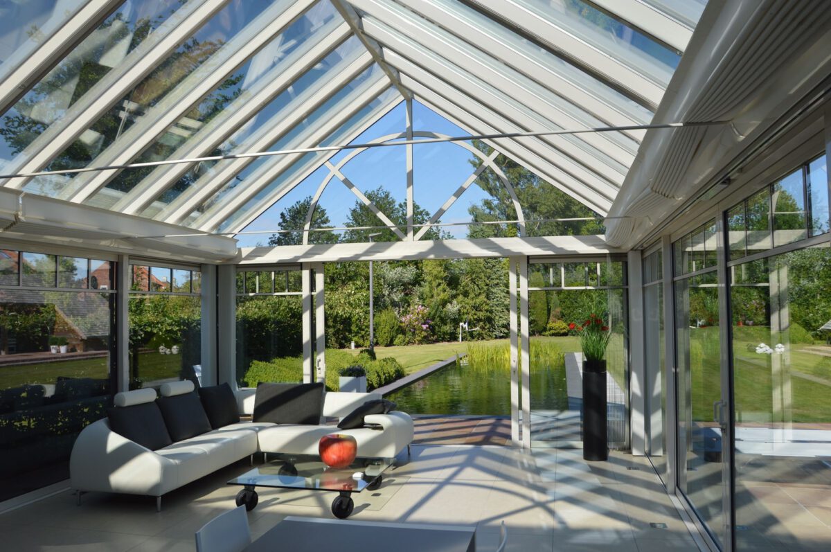 VDB witte veranda met glazen dak en screens in Poperinge