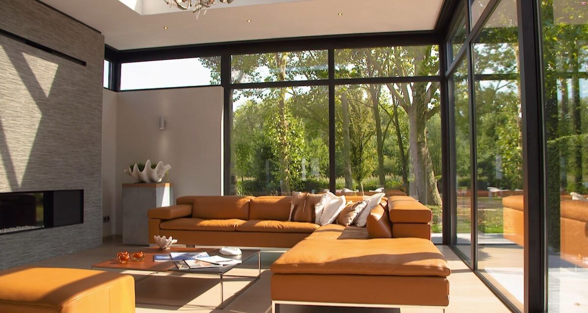 Moderne aanbouw veranda met gashaard en piramidedak in Mechelen - Van Der Bauwhede