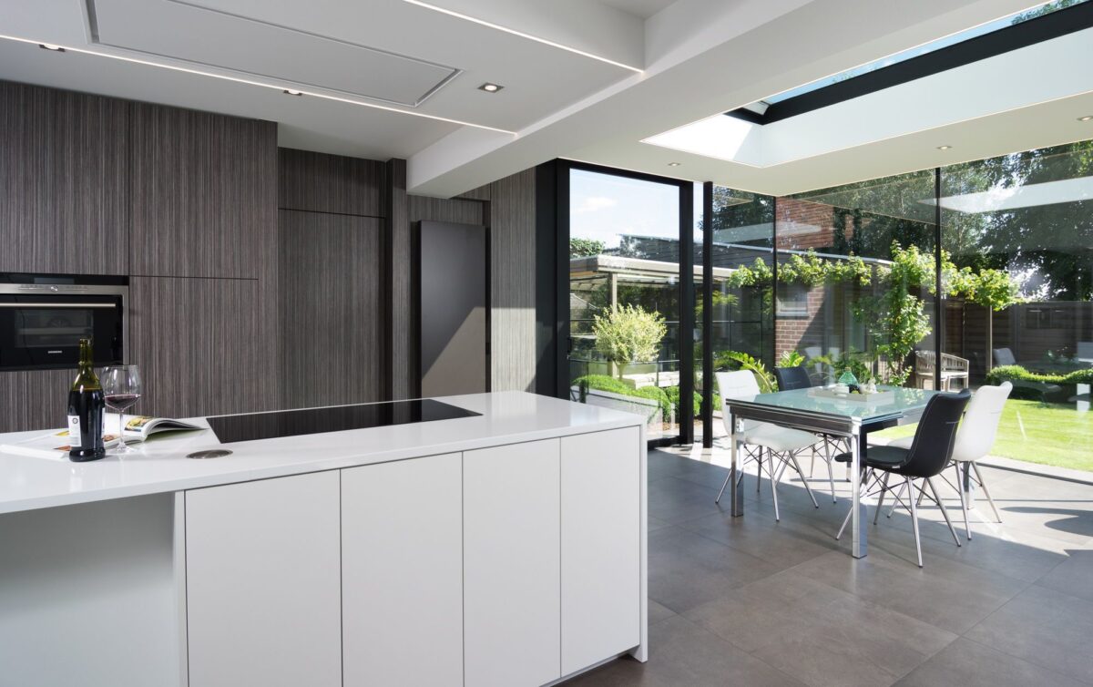 Moderne aanbouw veranda met keuken en eetplaats in Ardooie - Van Der Bauwhede