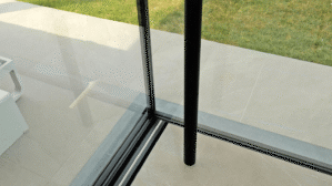 Moderne, zwarte aanbouw veranda met glas-op-glas hoekraam in Blankenberge door Van Der Bauwhede