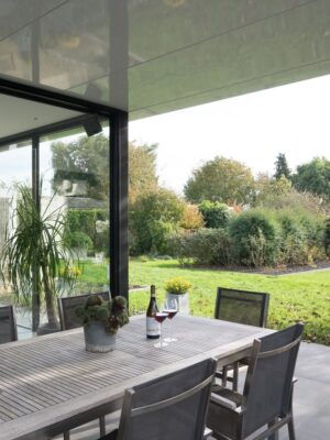 Moderne aanbouw veranda keuken met terrasoverkapping in Escanaffles door Van Der Bauwhede