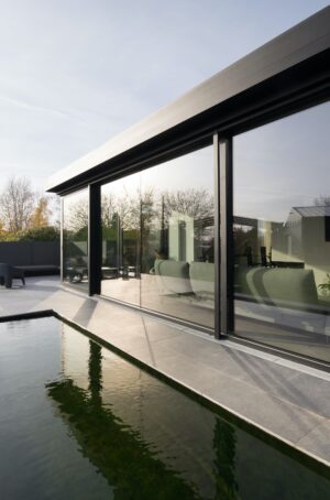 Moderne, minimalistische veranda met gashaard in Arras Frankrijk - Van Der Bauwhede