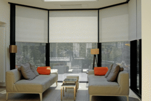 Moderne aanbouw veranda in Ninove met zwarte screens en witte rolgordijnen