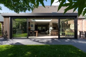 Moderne zwarte veranda aanbouw dubbele schuifdeur in Kapellen - Van Der Bauwhede