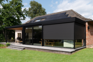 Moderne zwarte veranda aanbouw in Elewijt Zemst met zwarte zonwering screens - Van Der Bauwhede
