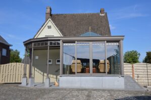 Landelijke veranda met overdekt terras en victoriaanse stijlelementen in Oudenaarde door Van der Bauwhede